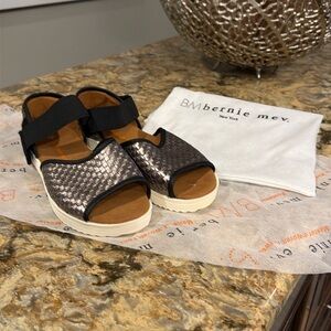 bernie mev. Black and Brown with bronze weave Women's Sandals